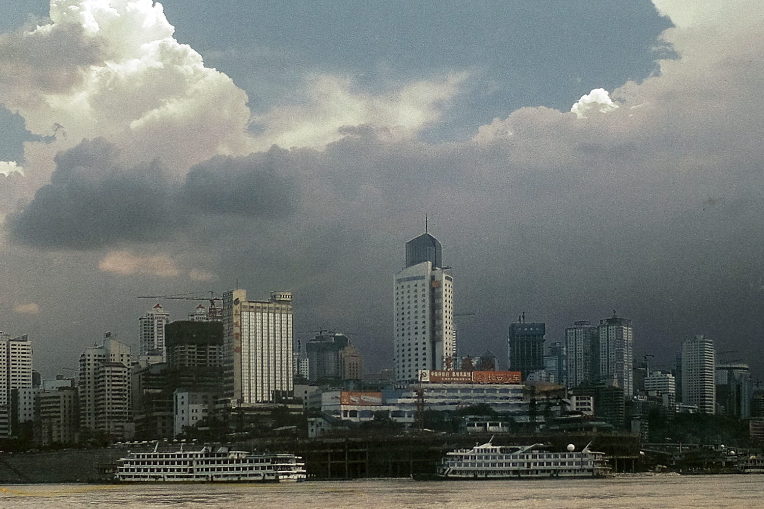 漫游山城：差点被改名的朝天门广场，是重庆人最后的坚守