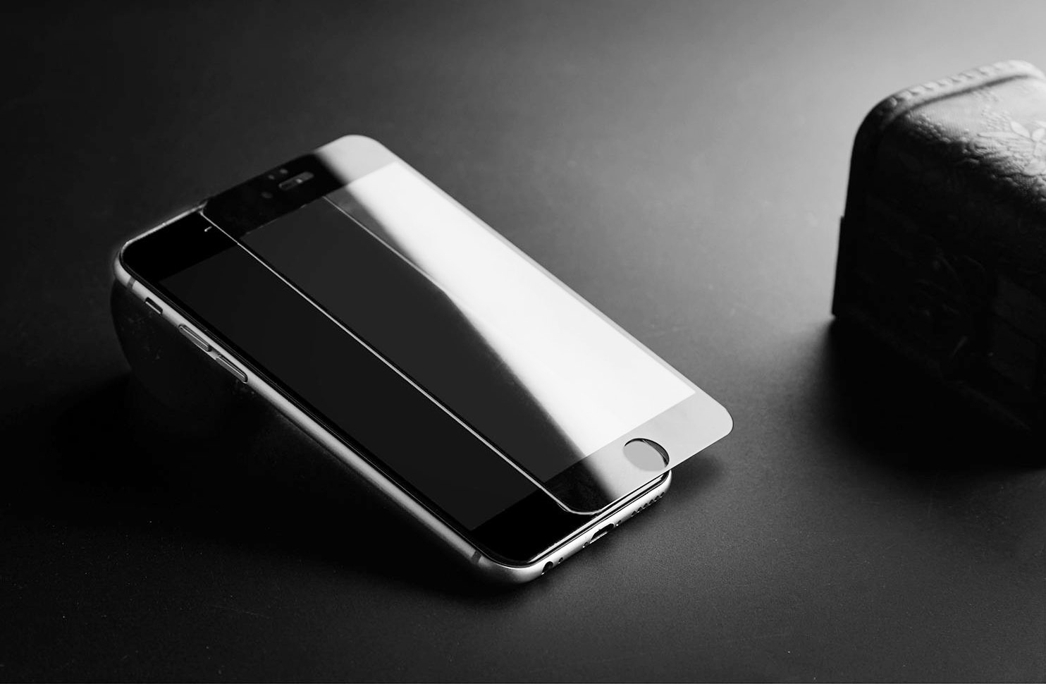 手机贴膜容易刮花,手机贴膜影响手感不贴容易刮花