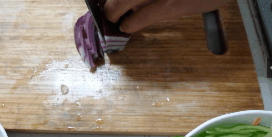 酱油炒面粘锅,炒粉炒面一放酱油就粘锅