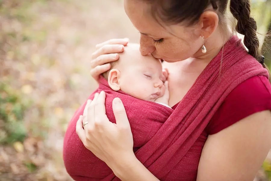 「母婴鉴品榜」做了“袋鼠妈妈”，才知道带娃也能很轻松