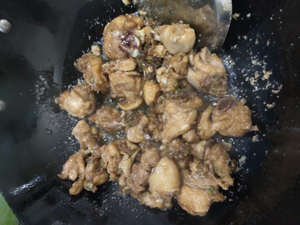 清蒸鸡怎么蒸不会变黑,整只鸡蒸要怎么蒸才多汁