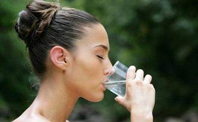 开水兑温开水喝了会拉肚子吗,喝白开水会引起腹泻吗