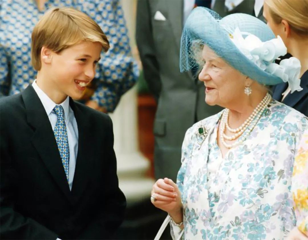 英女王母亲宠爱戴安娜,英女王哈里奶奶