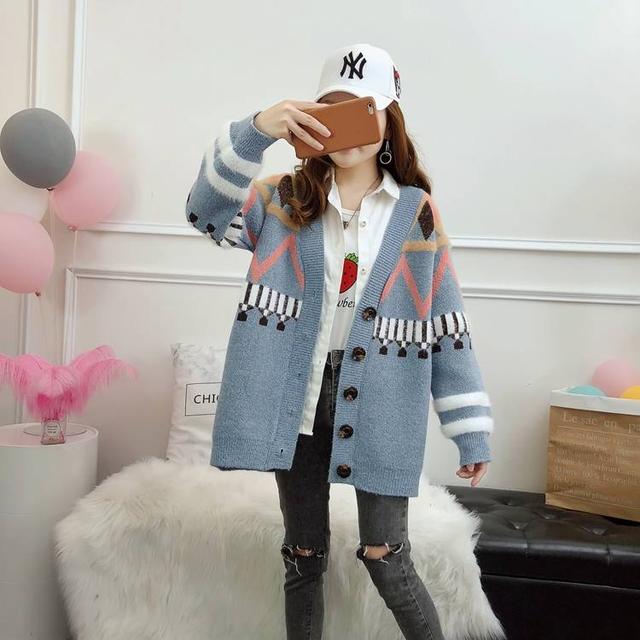 iu和其他韩国女明星,女明星穿iu同款绿紫毛衣外套