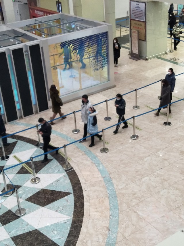 2月23号长春欧亚卖场的掠影，完全的智能检测系统，测体温不停步