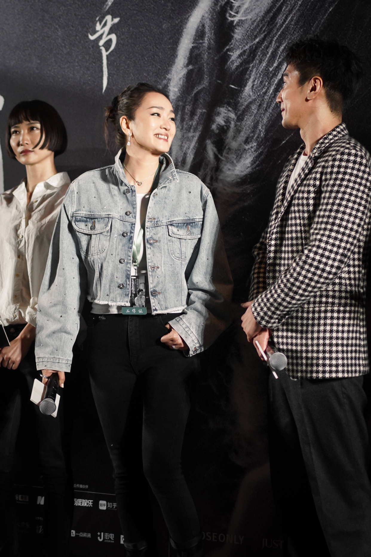 巩俐白衬衫配黑长裙,巩俐白衬衫配黑裙真是美炸了