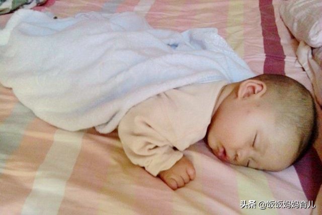 宝宝总爱趴着睡怎么回事,宝宝为什么老爱趴着