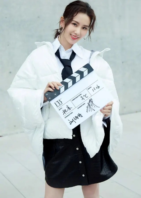 刘诗诗廓形西装外套飒气十足,刘诗诗穿淘宝爆款羽绒服