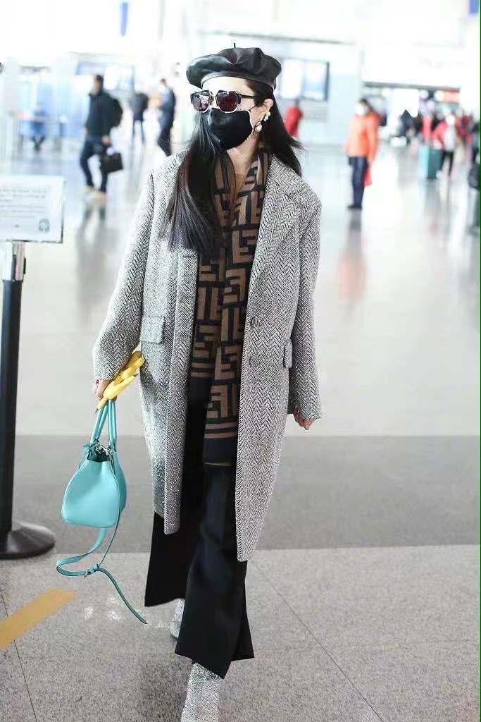 范冰冰最近出席活动照片一身西装,范冰冰戴棒球帽戴墨镜现身机场