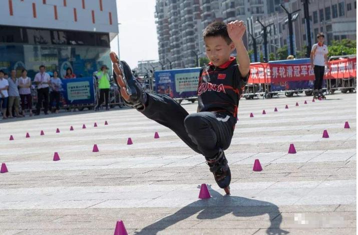 轮滑自由式的基础知识理论,轮滑技术分析