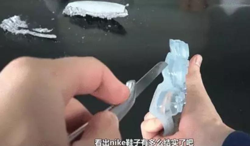 耐克鞋为啥贵的理直气壮？老外切开鞋底后，不由得眼前一亮