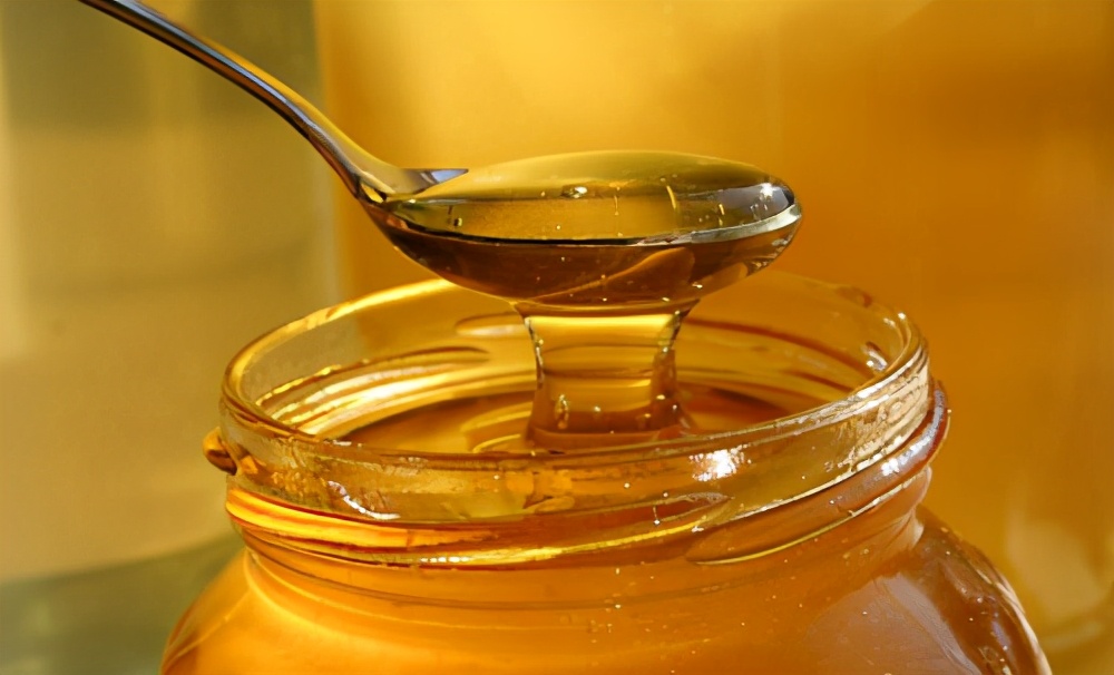 喝蜂蜜水是用开水还是温水冲泡,蜂蜜水用开水泡还是温水泡比较好