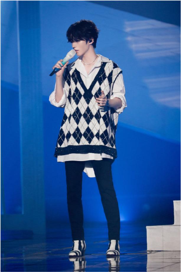 黑白格子怎么搭配潮,拒绝一切花里胡哨的穿搭