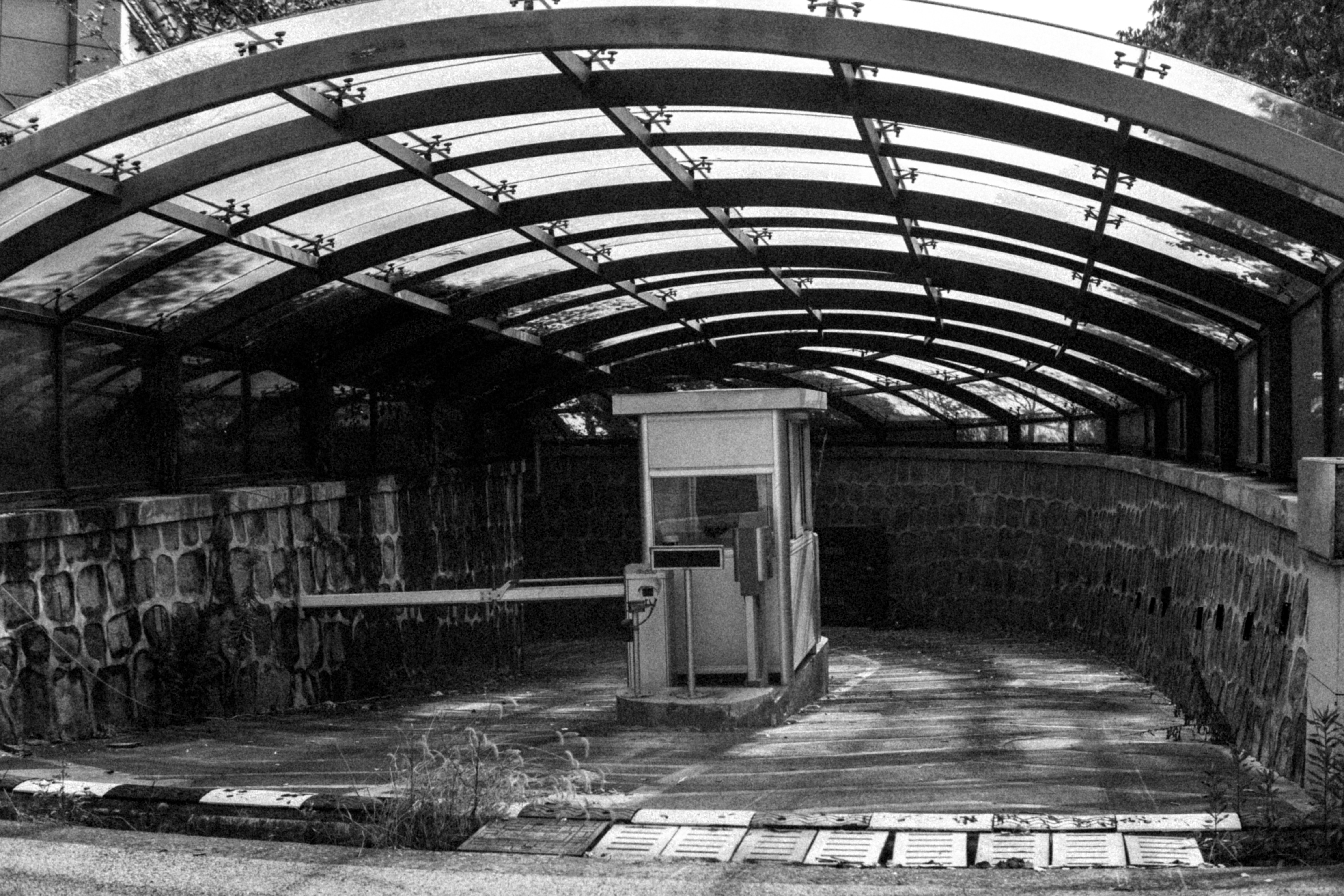 开着曾经的最美大众探寻废弃城堡，如今B6迈腾还值得购买吗？