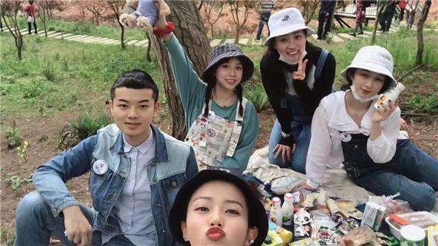 家长把孩子交到我们手上,家长把小孩捧在手心里