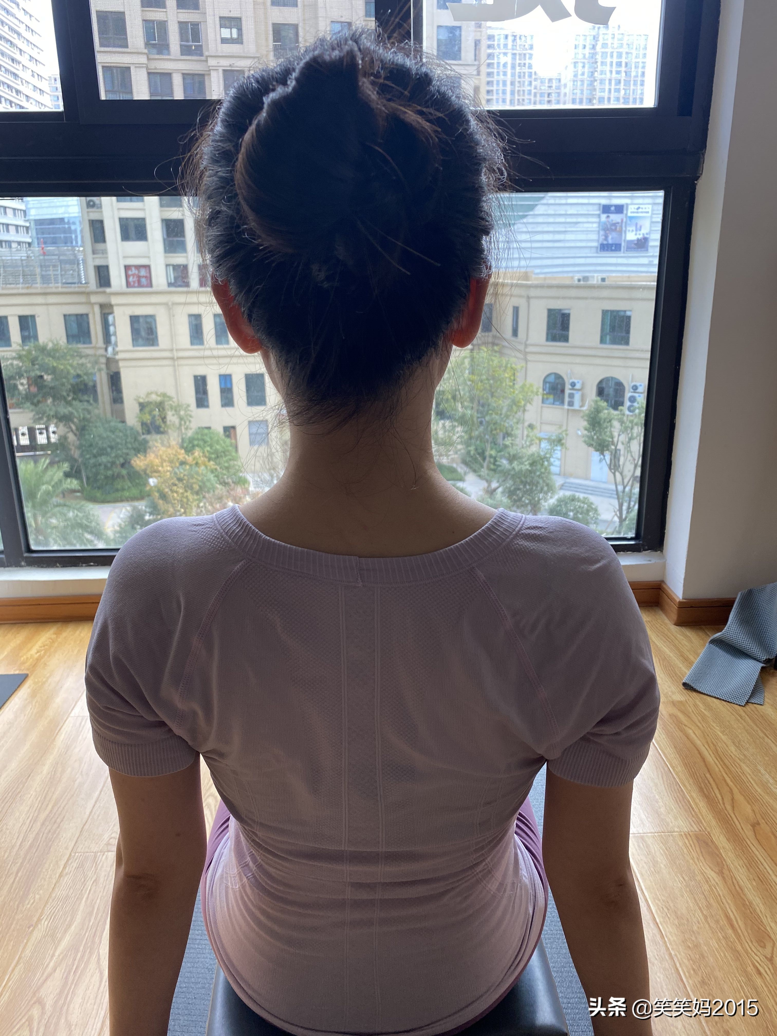 产后驼背下垂怎么锻炼,产后含胸驼背训练方法