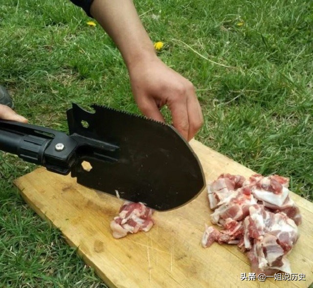 如果你和贝爷去探险，以下*器武**4选1防身，网友：选第4最实用