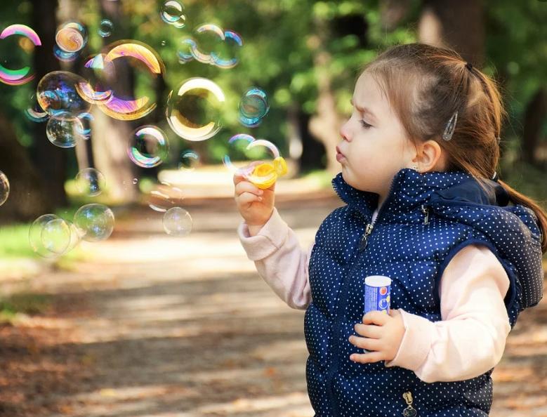 印尼富二代用儿童脊椎和鳄鱼舌头,24岁印尼富二代手拿爆人骨包