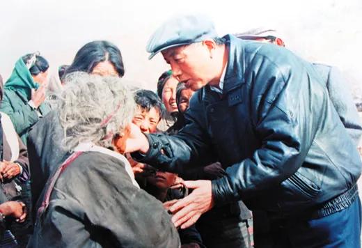 “波拉，波拉，我们舍不得您！”殉职后，成千上万的人呼唤他的名字