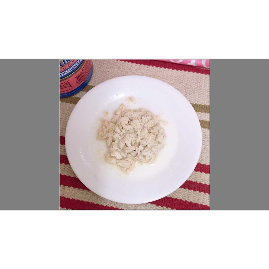 猫不爱喝水吃猫粮也不咀嚼直接吞,猫不爱喝水可以用羊奶粉代替水么