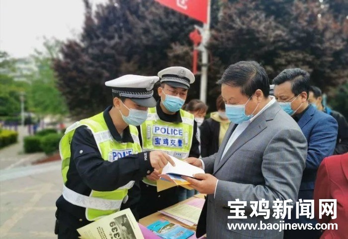 交警交通安全宣传提示,交巡警大队开展交通安全知识宣传