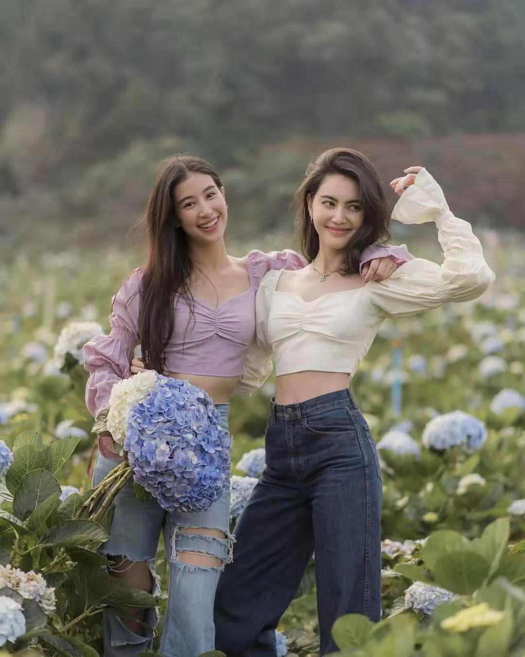 她不愧是泰国最年轻影后，穿衣品味一绝，老气外套都能穿出少女感