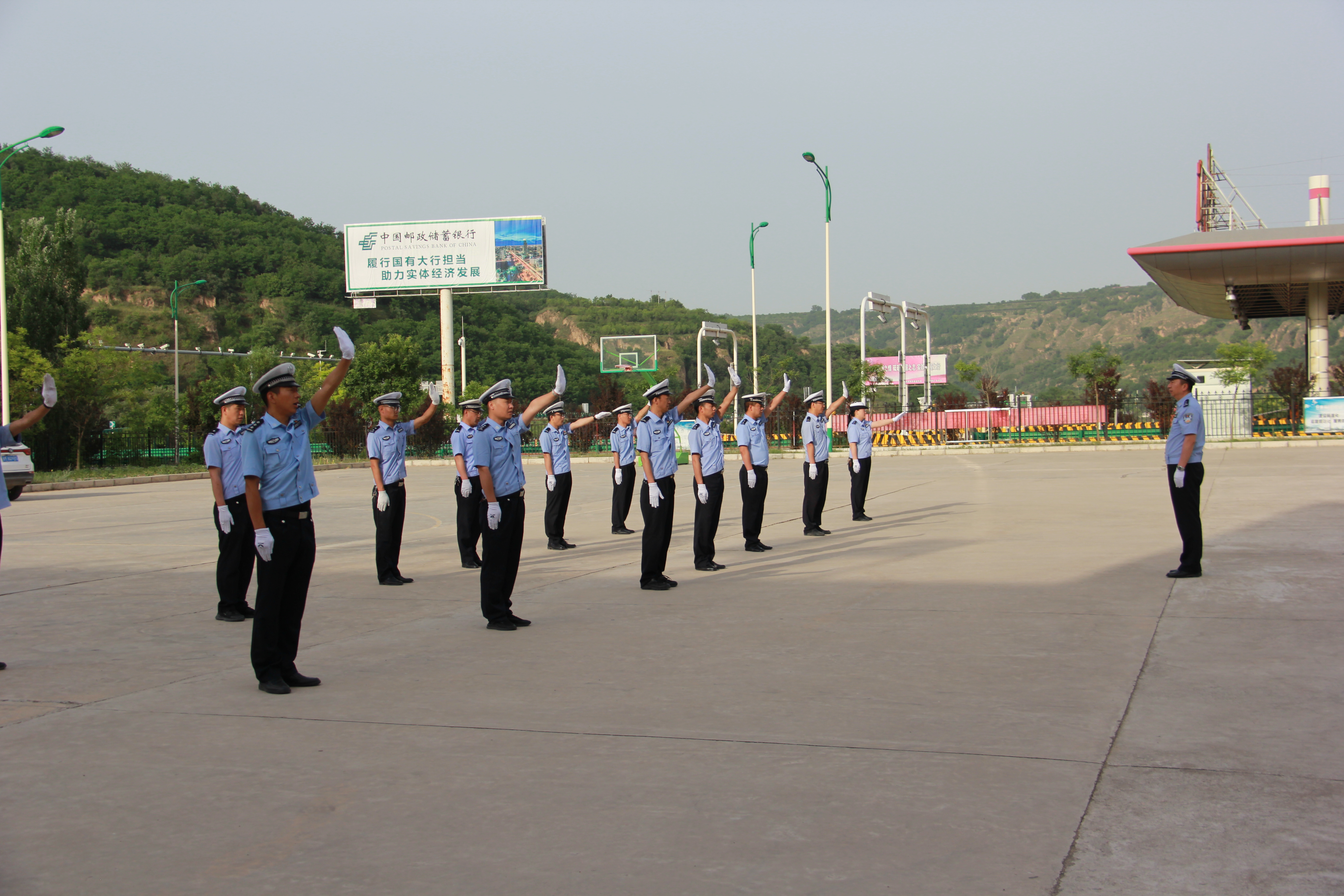 交警组织开展队列暨指挥手势训练,开展交通指挥手势训练的简报