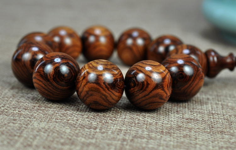 海南黄花梨手串盘玩变黑了怎么办,黄花梨手串盘多久才可以正常戴