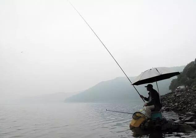 鱼竿抱死怎么解决,鱼竿竿把抱死怎么收回来