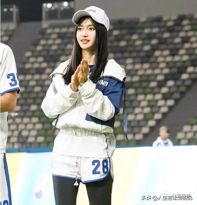 迪丽热巴杨颖踢足球,女明星杨颖排第几名