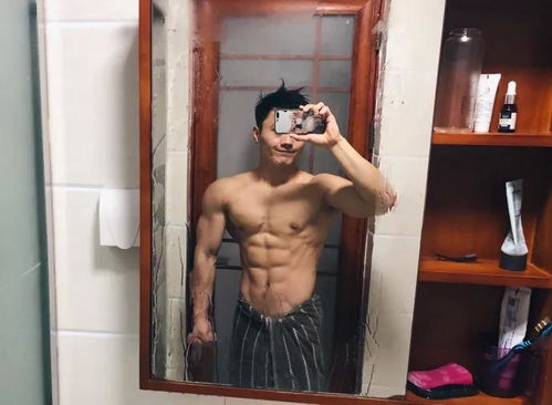 健身达人轻轻松松练出一身肌肉,健身完美逆袭励志瘦子变肌肉男