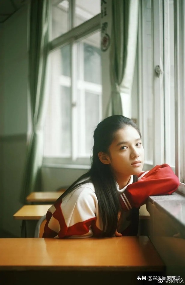 “自然美”95后小花张婧仪参加品牌发布会，现场展示“清新”自拍