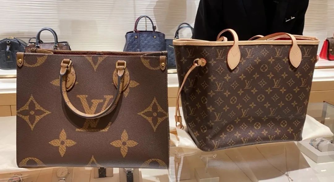 这才爆红一年就这么能“装”了?3w的包一背我都认不出来了…