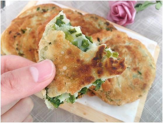 不用排队了！上海阿大葱油饼在家就能做，个个香酥脆，孩子抢着吃