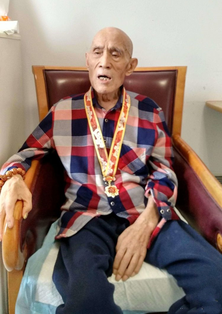 「女兵讲历史」大雪压青松青松挺且直欲知松高洁待到雪化时