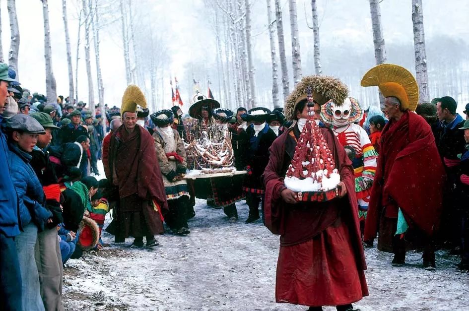 苗族千人共舞祈愿风调雨顺,人神共舞