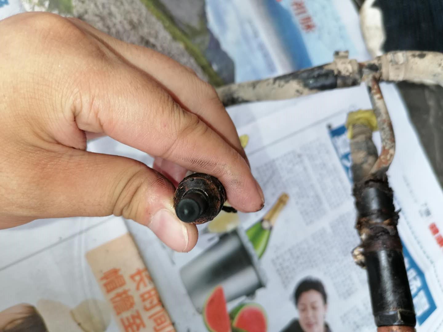 才跑4万公里货车烧机油怎么回事,发动机烧机油活塞发黑