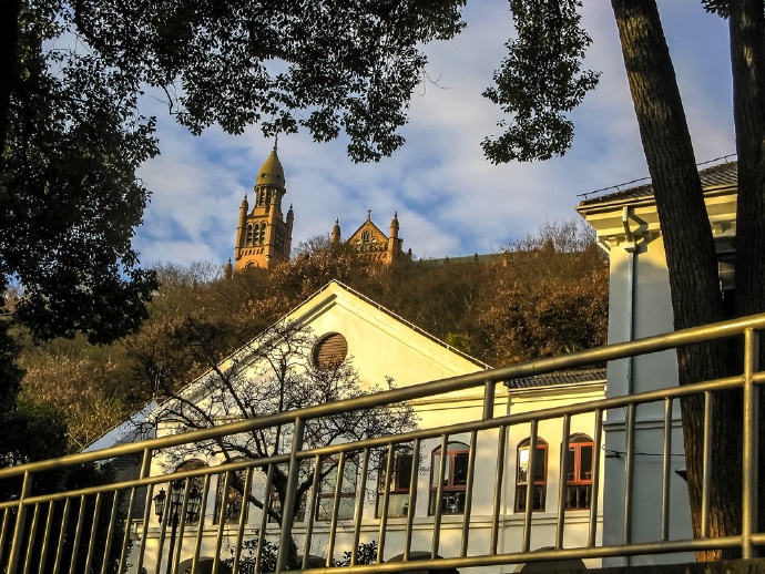 上海西佘山探看天主教堂，这里景色优美，夏季凉爽舒适
