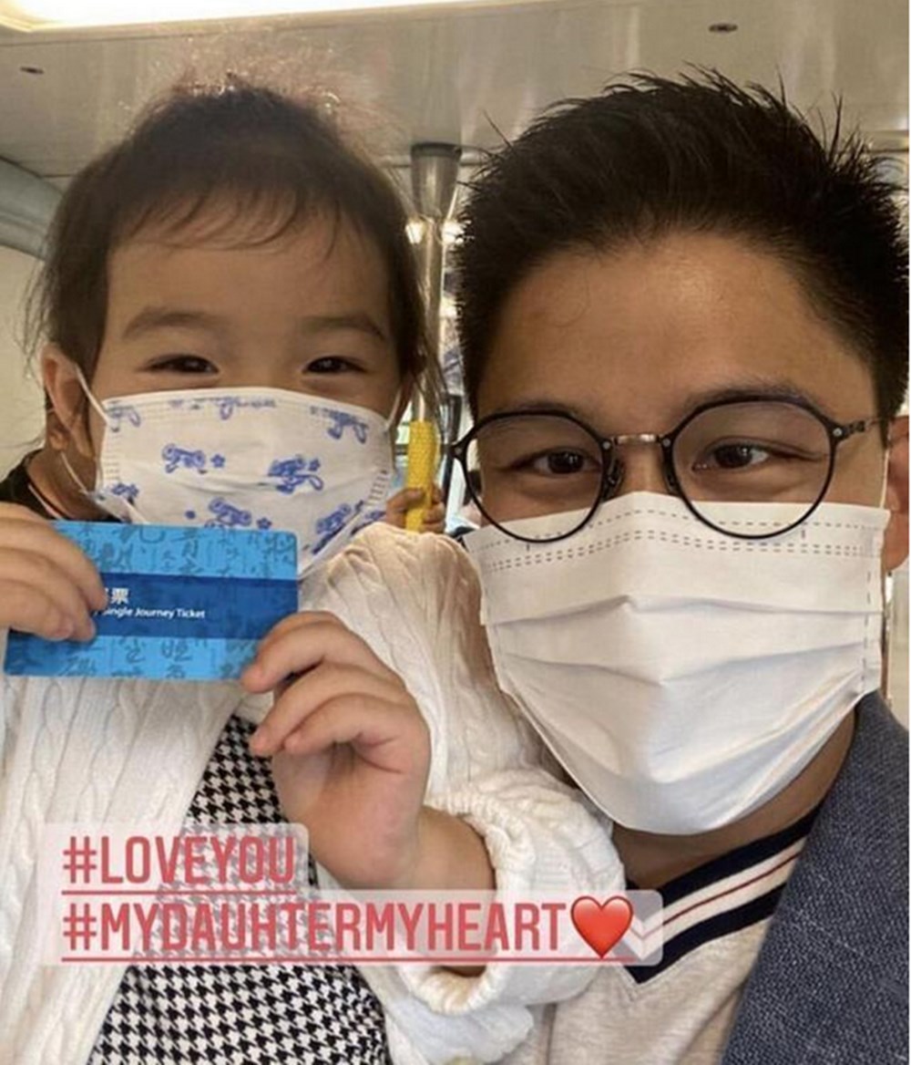 霍启刚婚后派对,霍启刚带全家骑单车