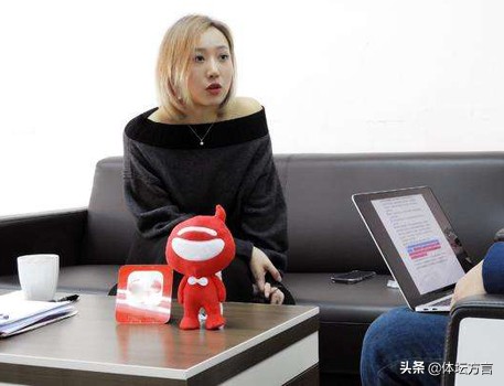 中甲美女老板穿睡衣接受采访,将队徽纹在大腿上,目标3年返中超