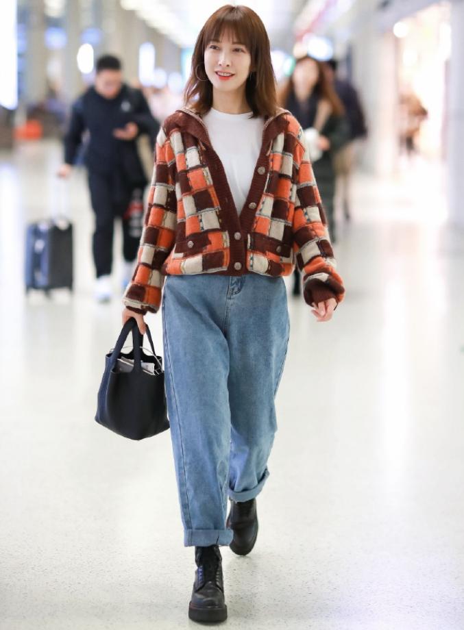 吴昕美出高级感轻纱衫外面穿,吴昕衣品开挂一条拖地长裤美到爆