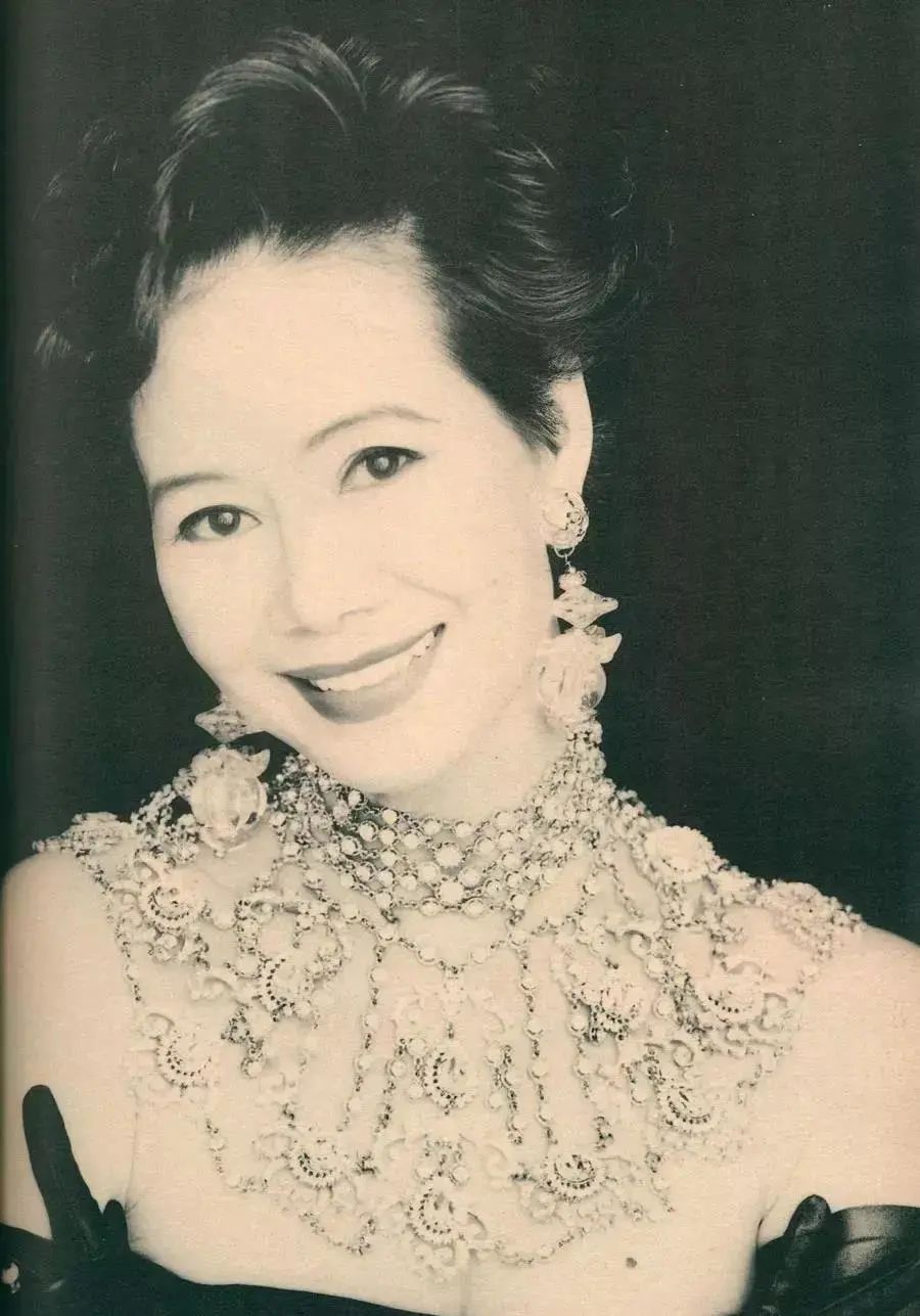 穿三百万皮草的香江富贵花，前半生让人羡慕，后半生却惨遭唾骂？