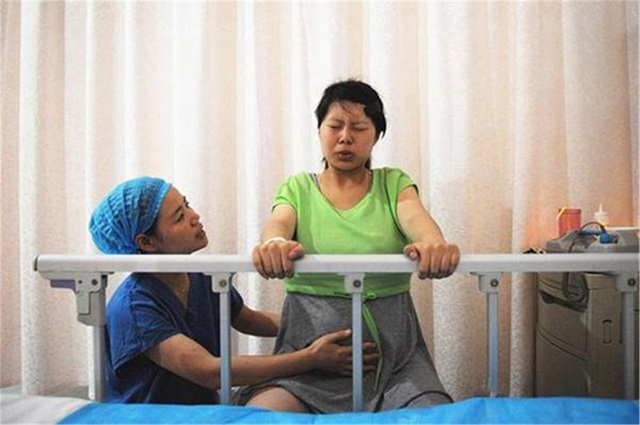 除了产房还能在哪里生孩子？一组图告诉你，大街和海里都可以