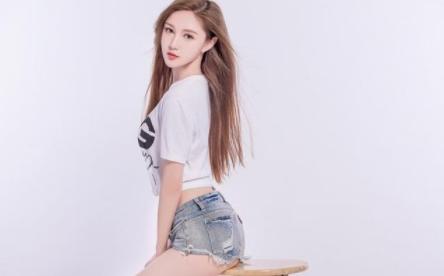 美女获土豪打赏近百万礼物感动流泪神秘人透漏或将成为熊猫一姐？