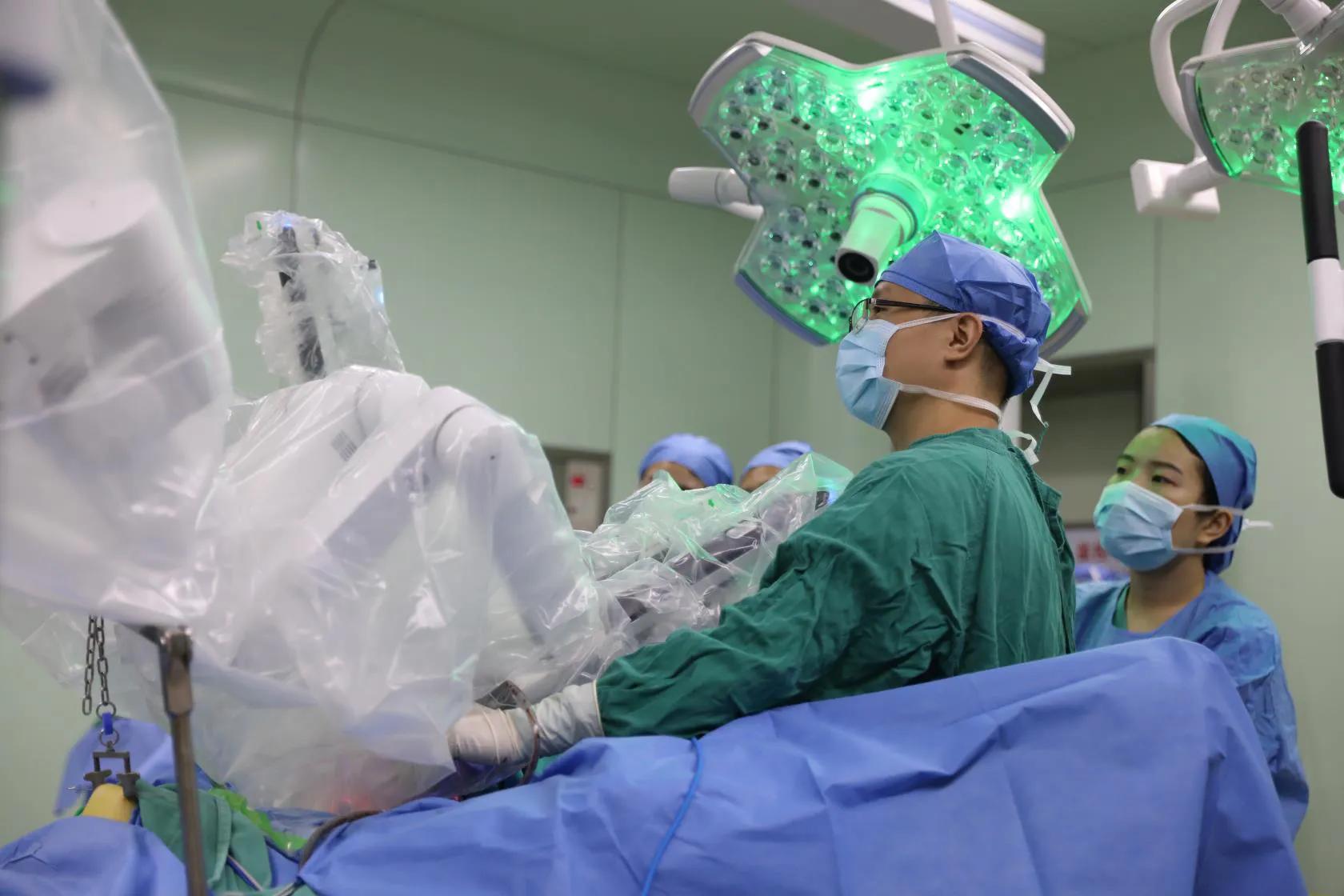 全球最新一代达芬奇手术机器人,达芬奇机器人治疗巨结肠