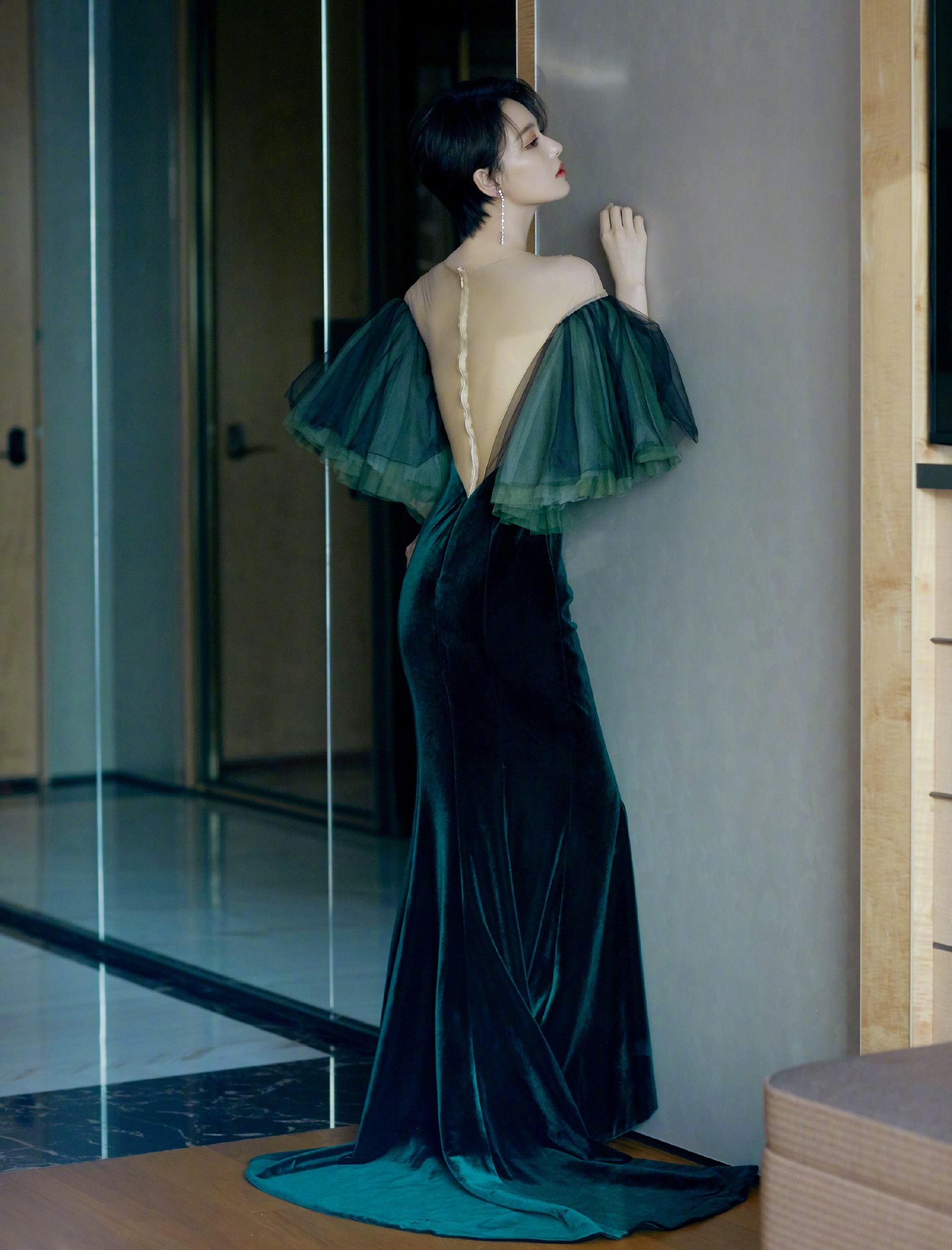 张馨予的露脐装照,张馨予晒近照穿着宽松花式遮肚