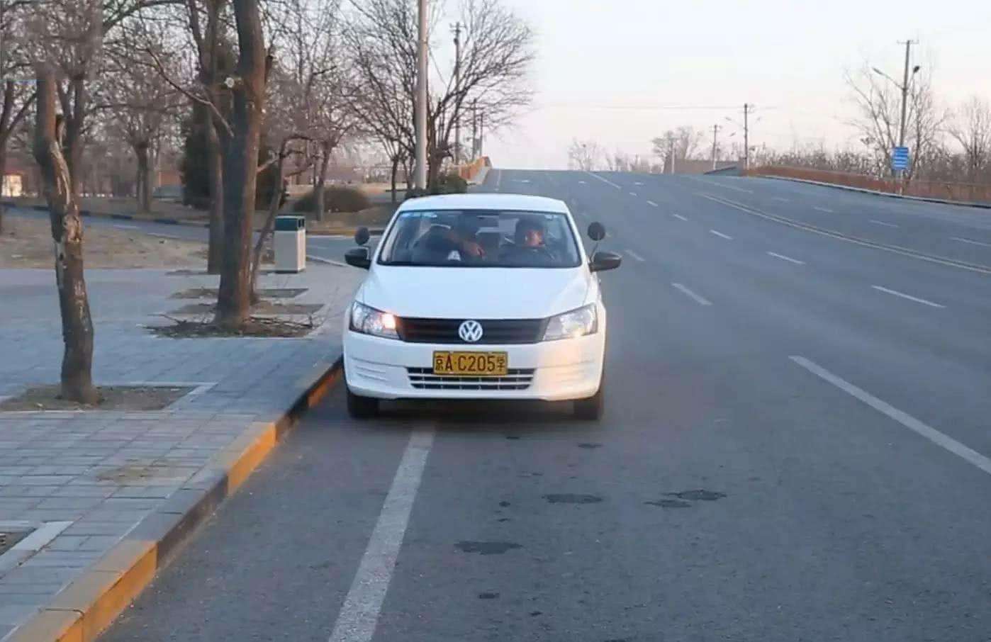 科目三靠边停车怎样避免压线,科目三靠边停车怎么避免压线