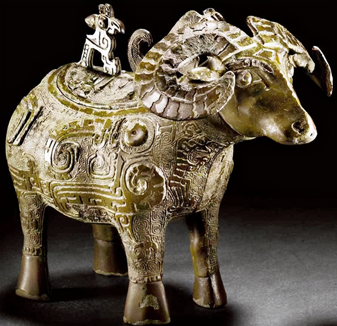 三星堆三号坑出土的青铜神坛文物,三星堆再出土青铜大面具