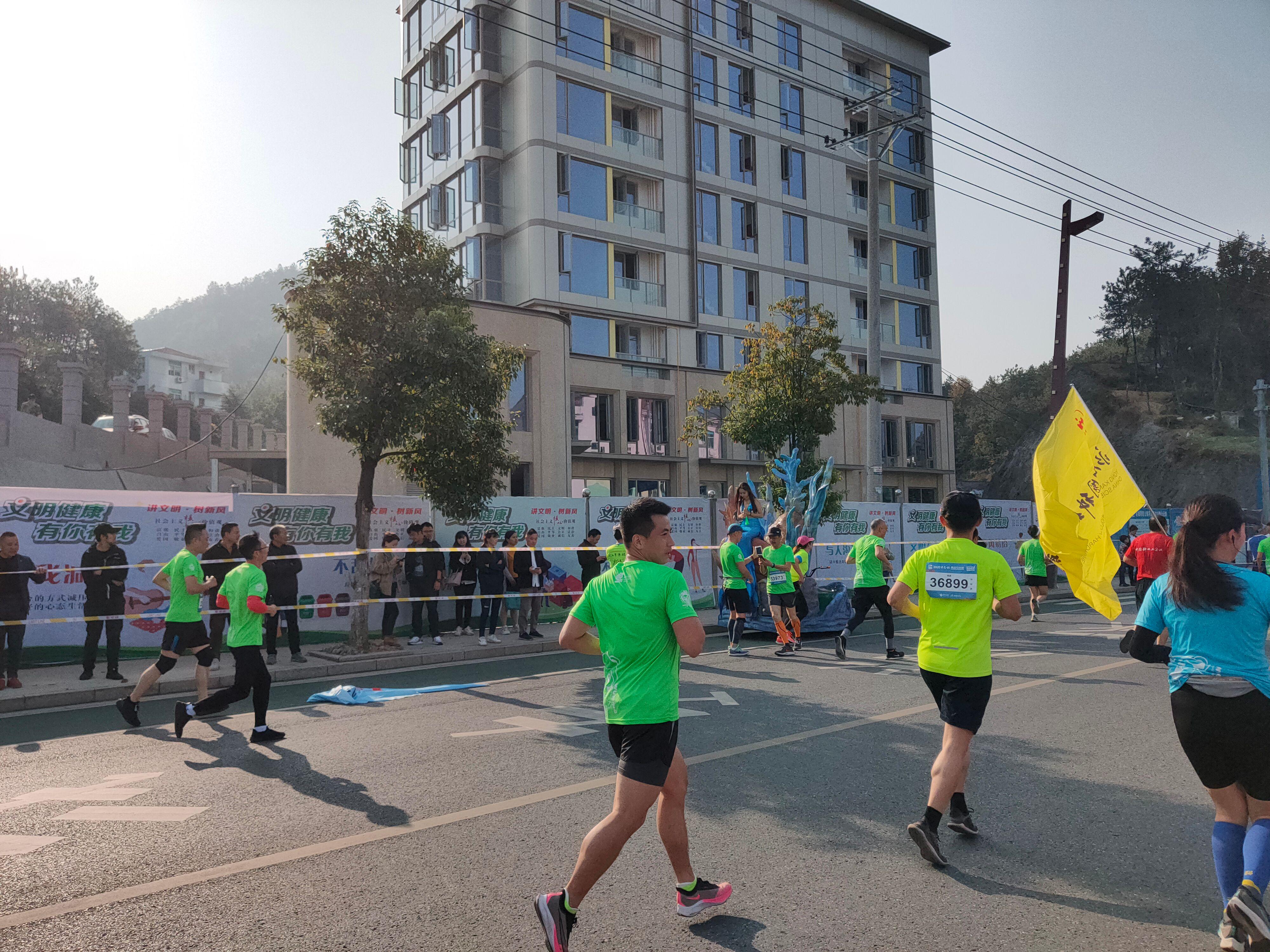 首个全马2022年超燃视频,横店马拉松2023全马颁奖直播