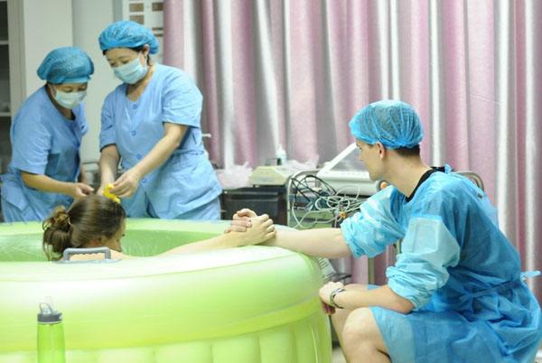 国外水中分娩生孩子,外国人水中分娩vlog